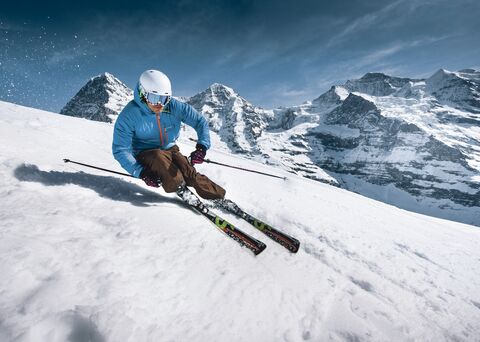 Skifahrer vor Eiger Moench Jungfrau.jpg